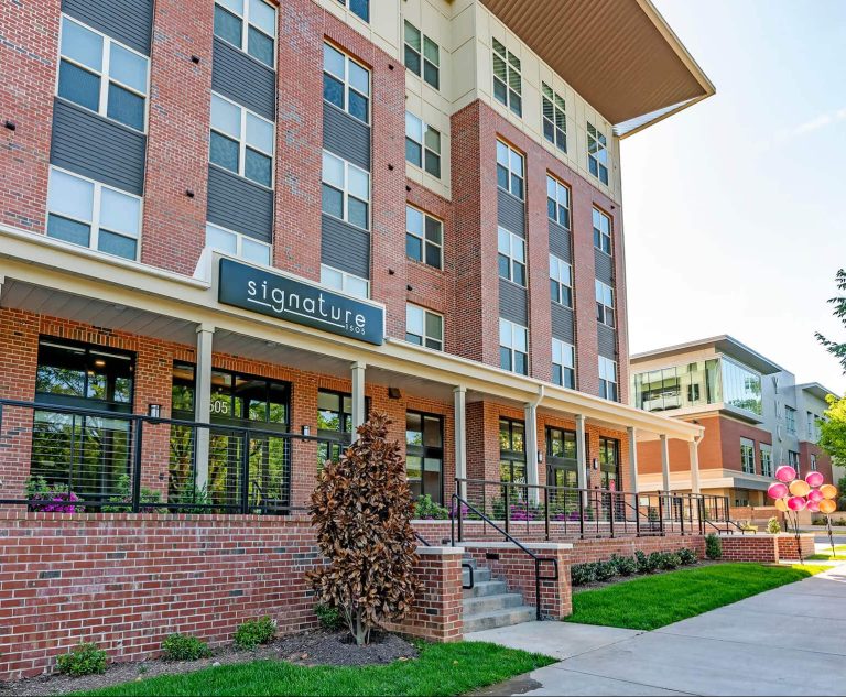 exterior building signature 1505 luxury off campus apartments near